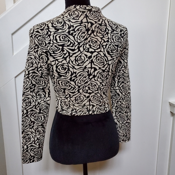 Black cream rose print long sleeve mock neck cropped top stretch elegant - Picture 4 of 5
